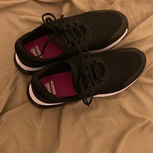 Womens black avia athletic shoes in size 9 1/2